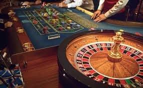 Split-screen view of League of Legends match and live roulette table on hoki108 slot mobile app